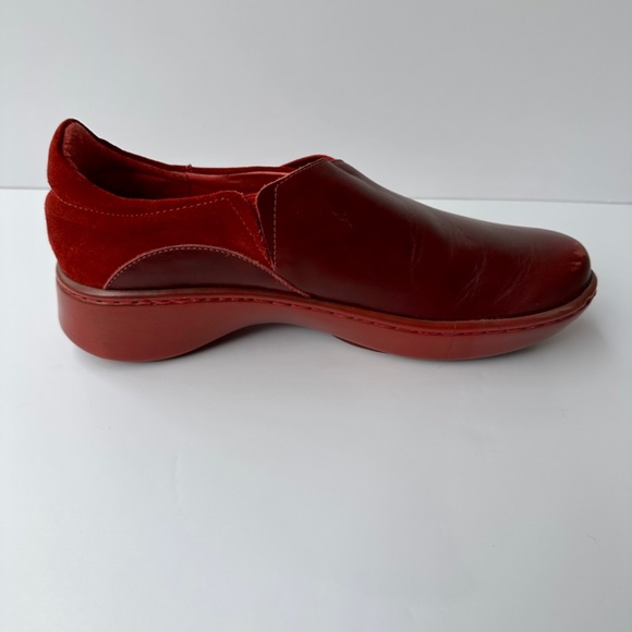 NAOT Slip-ons, EU 37, Narrow; Burgundy. - Picture 4 of 6